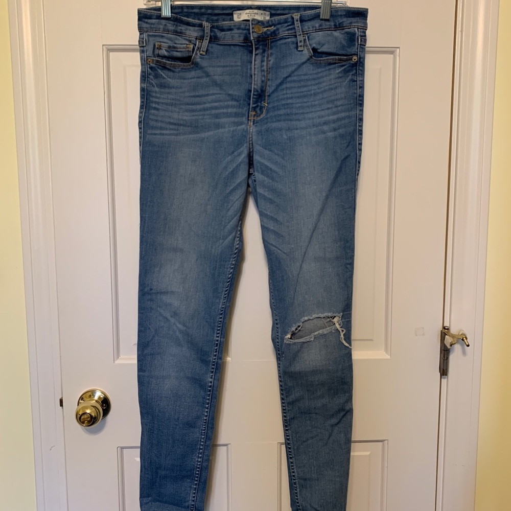 Abercrombie distresses skinny jeans